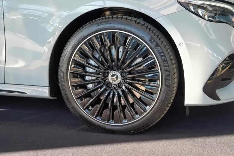 Mercedes-Benz E 300 din 2024 cu 8.741 km - oferta MER113298 - foto 3