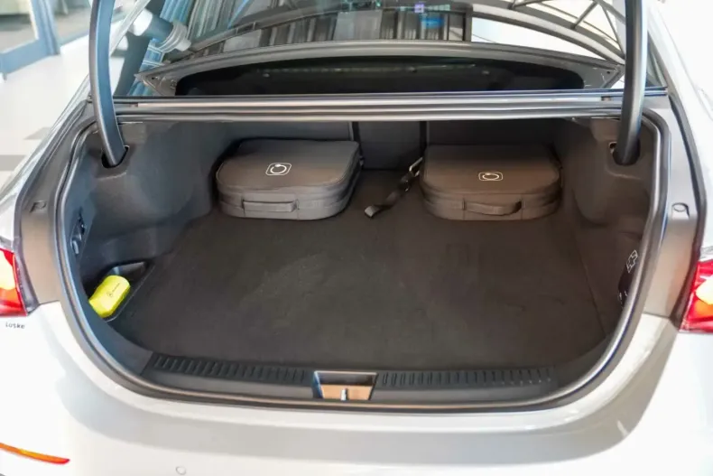 Mercedes-Benz E 300 din 2024 cu 8.741 km - oferta MER113298 - foto 4