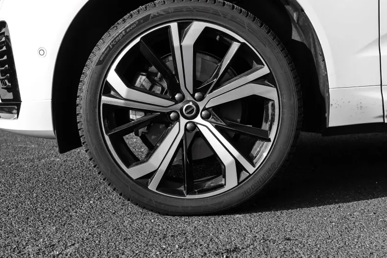 Volvo XC60 din 2023 cu 18.570 km - oferta VOL113394 - foto 3