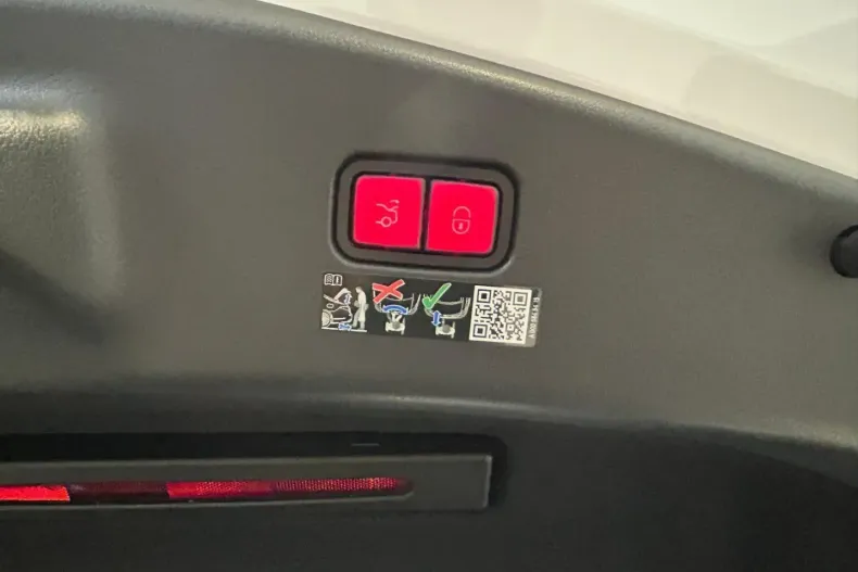 Mercedes-Benz CLE 300 din 2024 cu 10.400 km - oferta MER113642 - foto 15