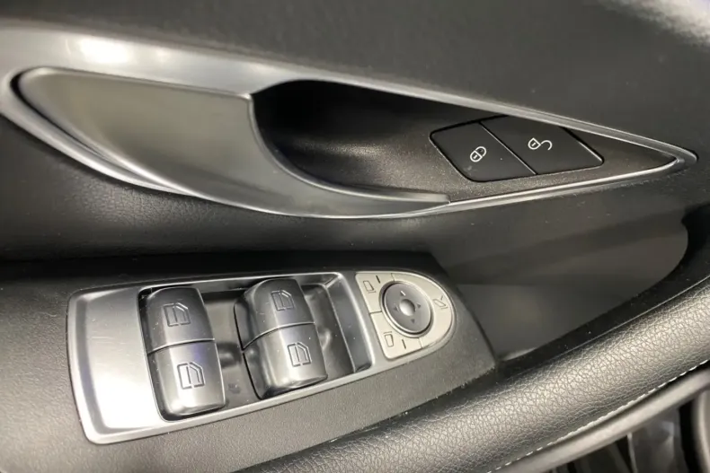 Mercedes-Benz E 200 din 2020 cu 60.550 km - oferta MER113650 - foto 19