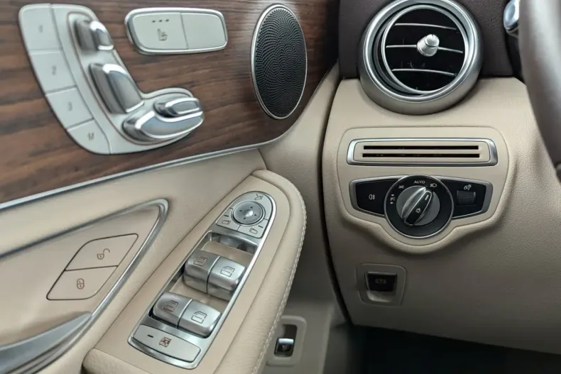 Mercedes-Benz GLC 300 din 2022 cu 70.700 km - oferta MER114299 - foto 24