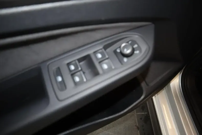 Volkswagen Golf din 2023 cu 25.399 km - oferta VOL114695 - foto 10