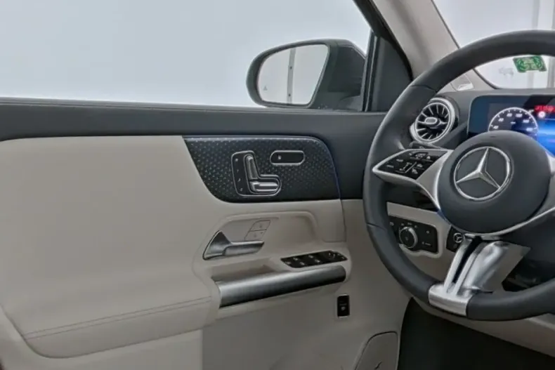 Mercedes-Benz GLA 220 din 2024 cu 10.587 km - oferta MER114726 - foto 9