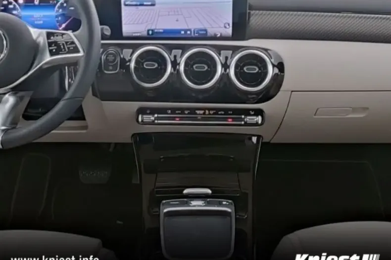 Mercedes-Benz CLA 180 din 2024 cu 11.149 km - oferta MER114729 - foto 3