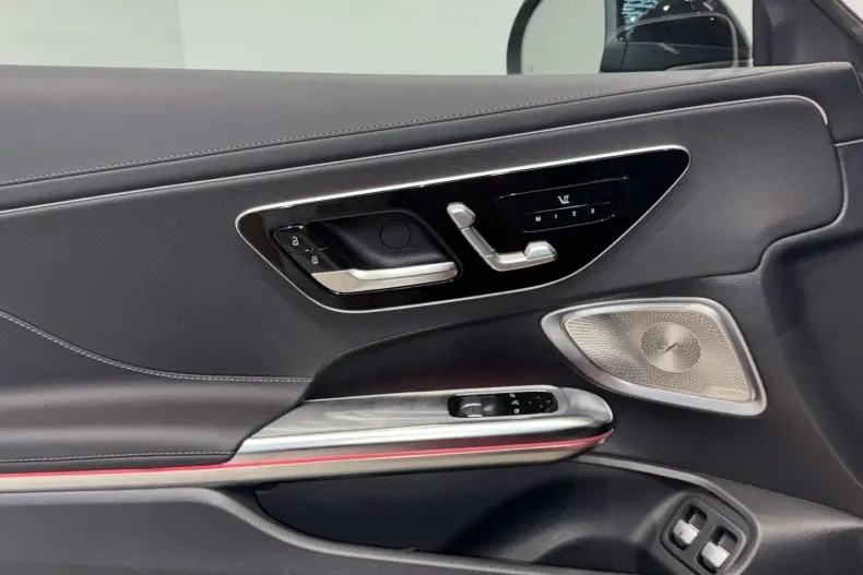 Mercedes-Benz CLE 300 din 2024 cu 9.900 km - oferta MER114772 - foto 12