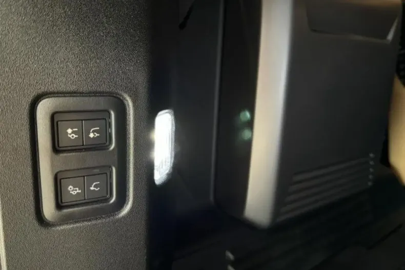 Land Rover Defender din 2024 cu 10.900 km - oferta LAN114804 - foto 19