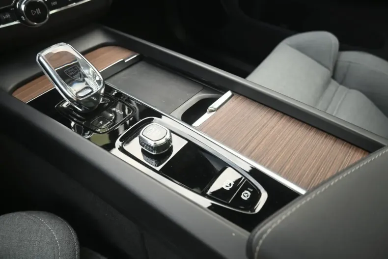 Volvo XC60 din 2021 cu 42.680 km - oferta VOL114897 - foto 24