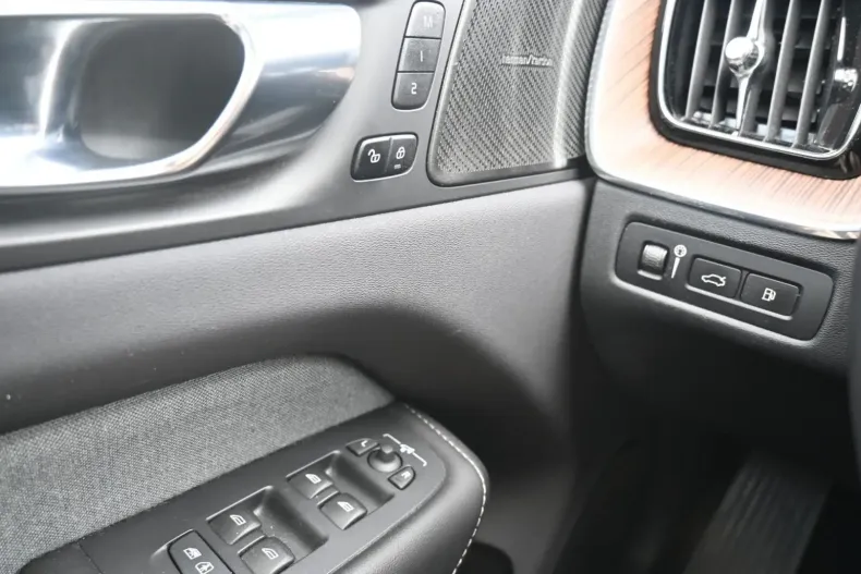 Volvo XC60 din 2021 cu 42.680 km - oferta VOL114897 - foto 28