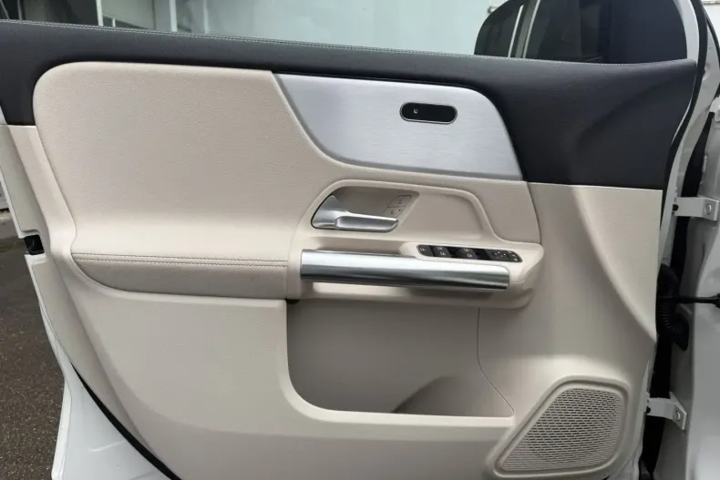 Mercedes-Benz GLA 200 din 2022 cu 59.000 km - oferta MER114955 - foto 11