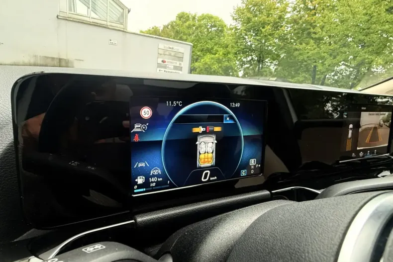 Mercedes-Benz GLA 200 din 2022 cu 59.000 km - oferta MER114955 - foto 19