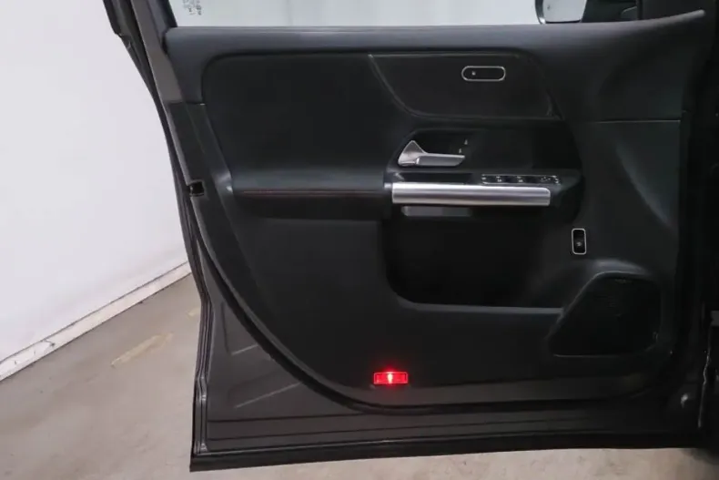 Mercedes-Benz GLA 200 din 2024 cu 13.900 km - oferta MER114969 - foto 10