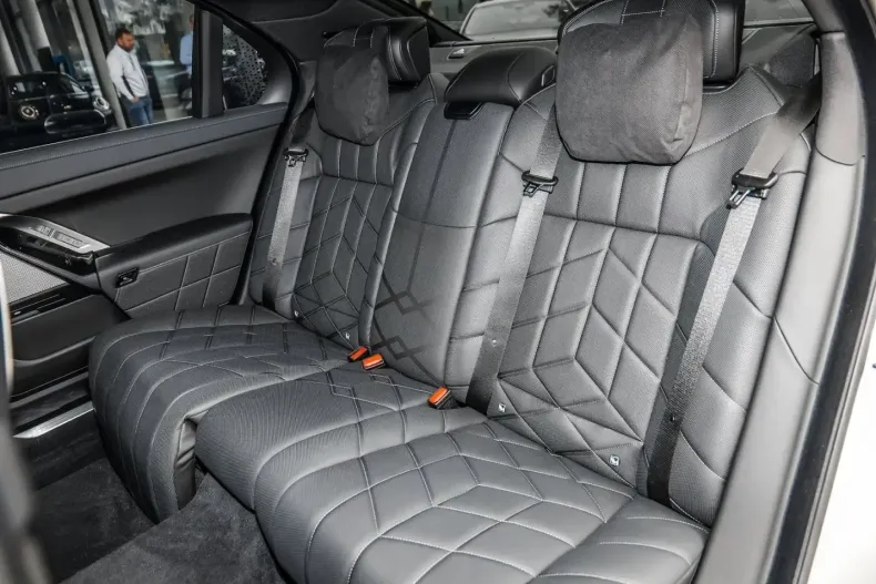 BMW 750 din 2024 cu 49.825 km - oferta BMW115331 - foto 9