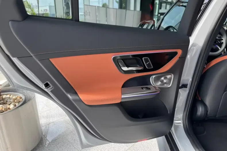 Mercedes-Benz GLC 200 din 2025 cu 4.100 km - oferta MER115389 - foto 5