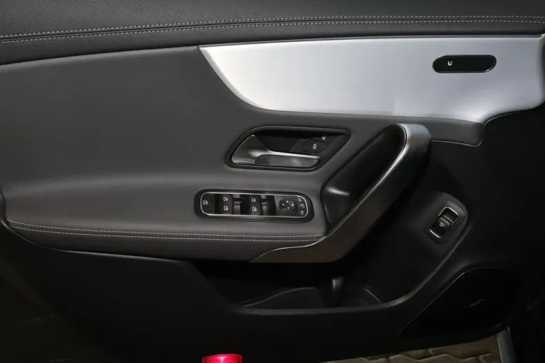 Mercedes-Benz CLA 180 din 2024 cu 11.480 km - oferta MER115678 - foto 11