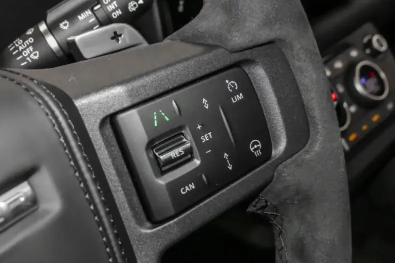 Land Rover Defender din 2024 cu 7.100 km - oferta LAN115866 - foto 13