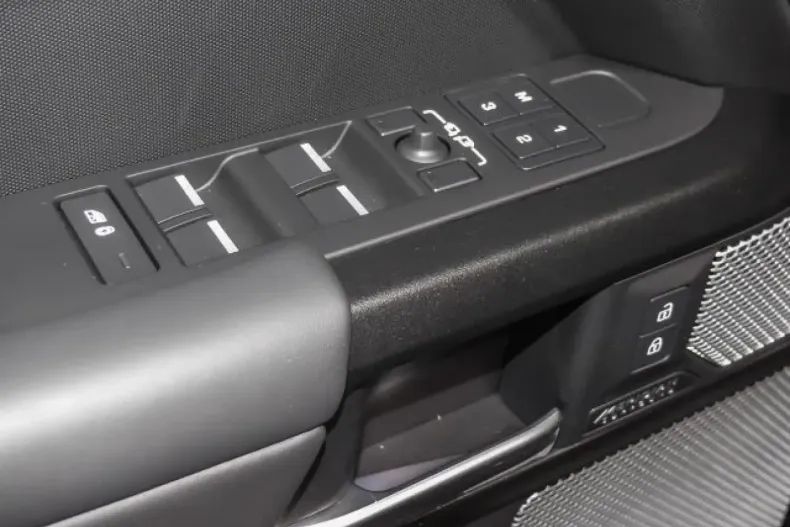 Land Rover Defender din 2024 cu 7.100 km - oferta LAN115866 - foto 16