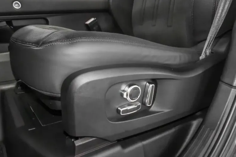 Land Rover Defender din 2024 cu 7.100 km - oferta LAN115866 - foto 17