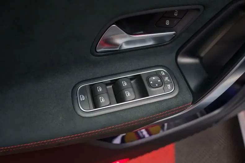 Mercedes-Benz CLA 180 din 2022 cu 14.982 km - oferta MER115991 - foto 11