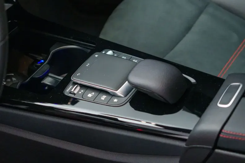 Mercedes-Benz CLA 180 din 2022 cu 14.982 km - oferta MER115991 - foto 14