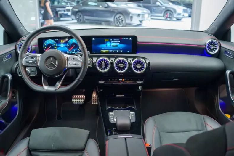 Mercedes-Benz CLA 180 din 2022 cu 14.982 km - oferta MER115991 - foto 19