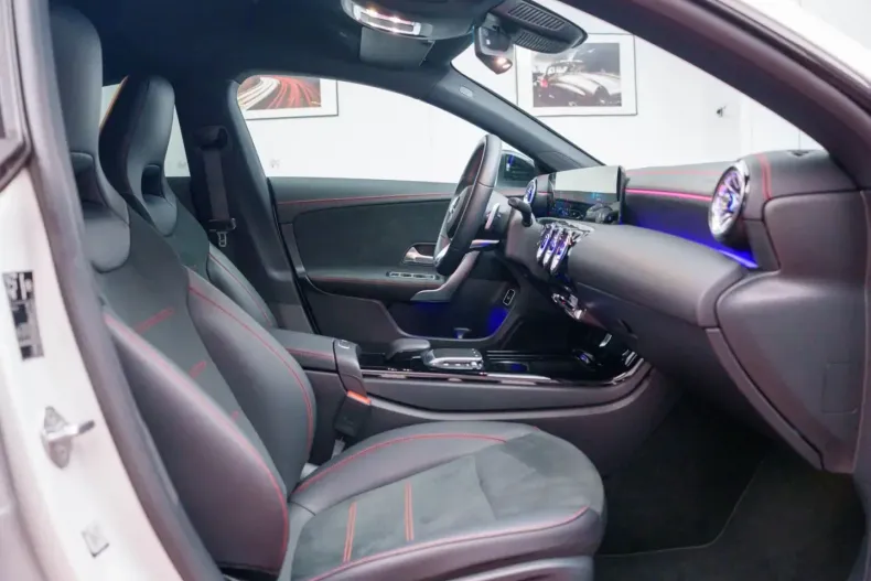 Mercedes-Benz CLA 180 din 2022 cu 14.982 km - oferta MER115991 - foto 24