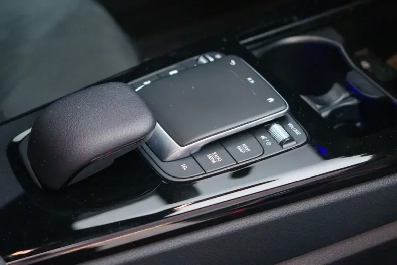 Mercedes-Benz CLA 180 din 2022 cu 14.982 km - oferta MER115991 - foto 26