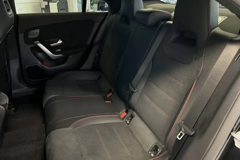 Mercedes-Benz CLA 220 din 2022 cu 13.383 km - oferta MER116031 - foto 9