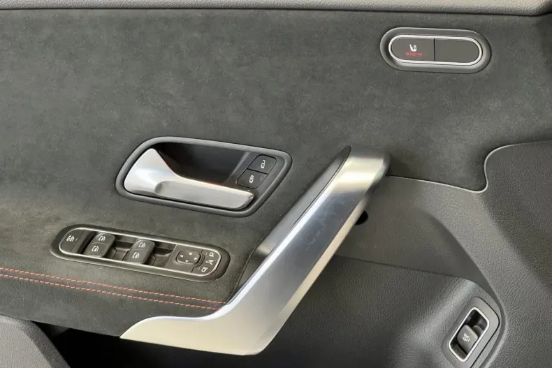 Mercedes-Benz CLA 220 din 2022 cu 13.383 km - oferta MER116031 - foto 16