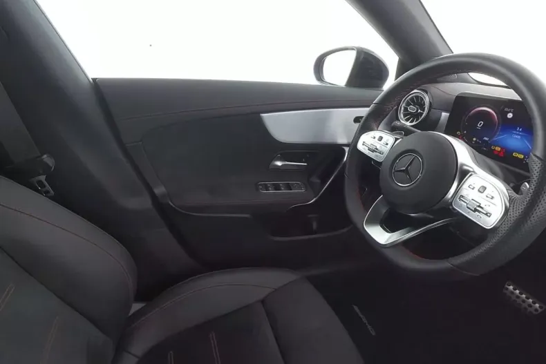 Mercedes-Benz CLA 250 din 2021 cu 12.400 km - oferta MER116176 - foto 12