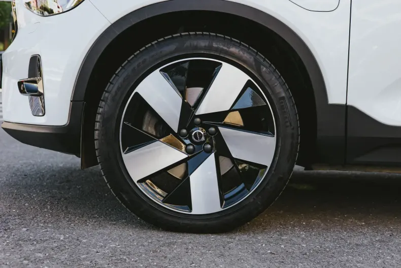 Volvo XC40 din 2023 cu 22.295 km - oferta VOL116390 - foto 5