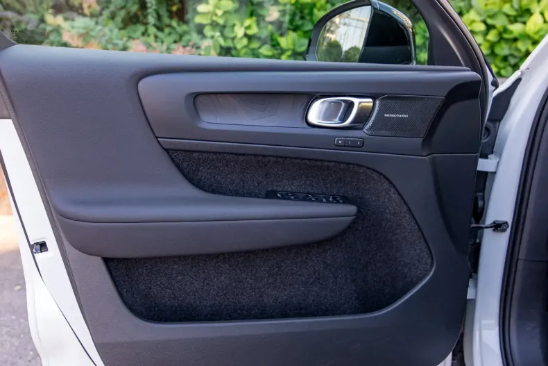 Volvo XC40 din 2023 cu 22.295 km - oferta VOL116390 - foto 12