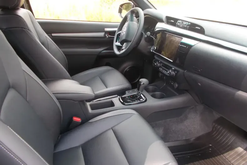 Toyota Hilux din 2025 cu 424 km - oferta TOY116416 - foto 8