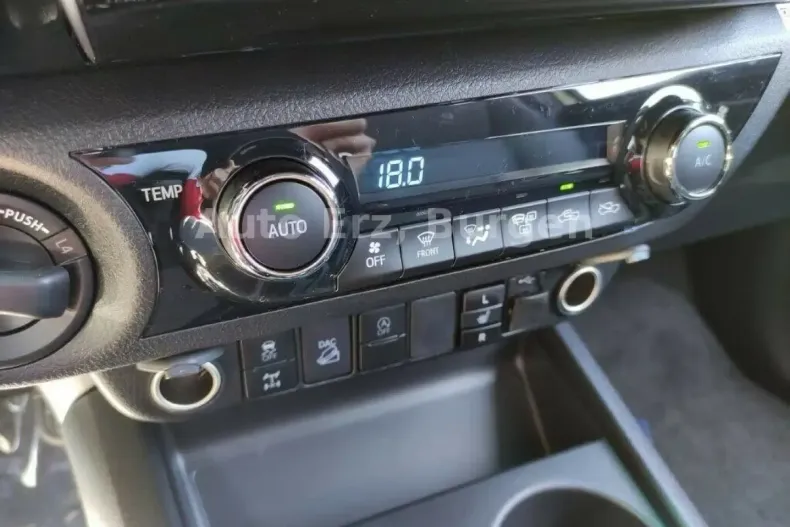 Toyota Hilux din 2025 cu 10 km - oferta TOY116424 - foto 4