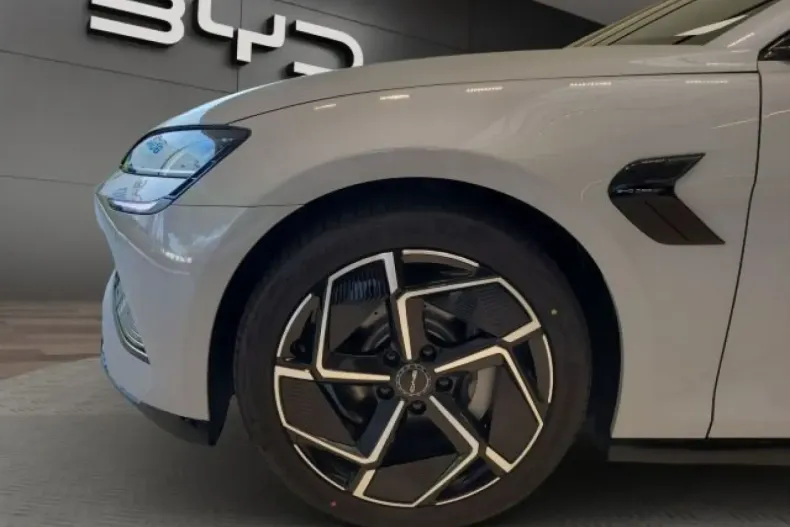 BYD SEAL din 2025 cu 5.000 km - oferta BYD116656 - foto 19