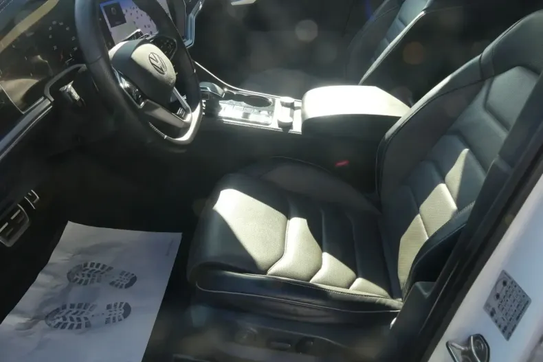 Volkswagen Touareg din 2024 cu 33.721 km - oferta VOL116842 - foto 10