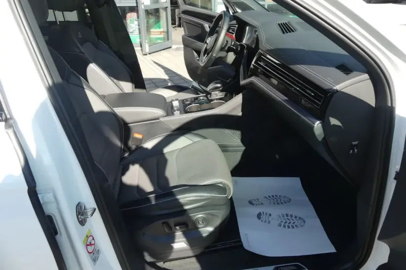 Volkswagen Touareg din 2024 cu 33.721 km - oferta VOL116842 - foto 16