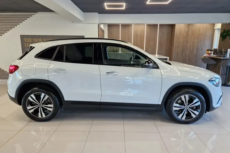 Mercedes-Benz GLA 250 din 2024 cu 8.100 km - oferta MER117000 - foto 8