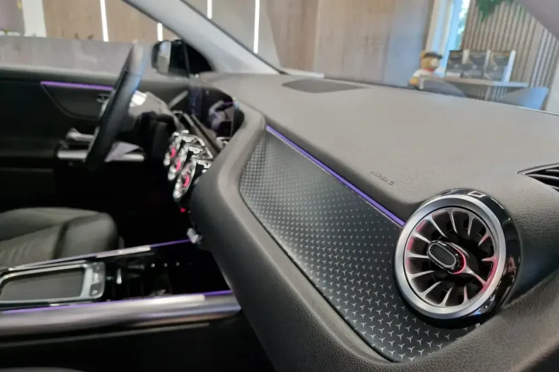 Mercedes-Benz GLA 250 din 2024 cu 8.100 km - oferta MER117000 - foto 19