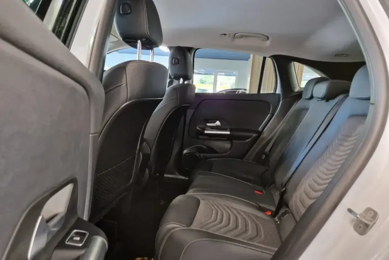 Mercedes-Benz GLA 250 din 2024 cu 8.100 km - oferta MER117000 - foto 34