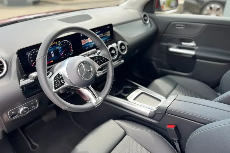 Mercedes-Benz GLA 180 din 2024 cu 5.315 km - oferta MER117029 - foto 9