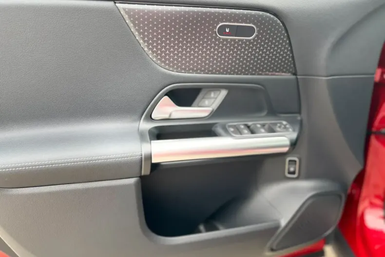 Mercedes-Benz GLA 180 din 2024 cu 5.315 km - oferta MER117029 - foto 12