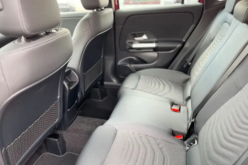 Mercedes-Benz GLA 180 din 2024 cu 5.315 km - oferta MER117029 - foto 14