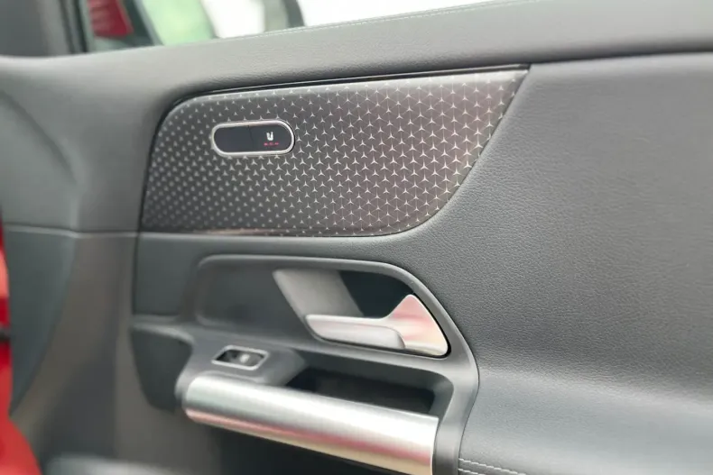 Mercedes-Benz GLA 180 din 2024 cu 5.315 km - oferta MER117029 - foto 19