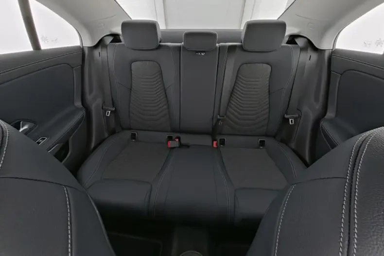 Mercedes-Benz CLA 180 din 2024 cu 13.489 km - oferta MER117061 - foto 6