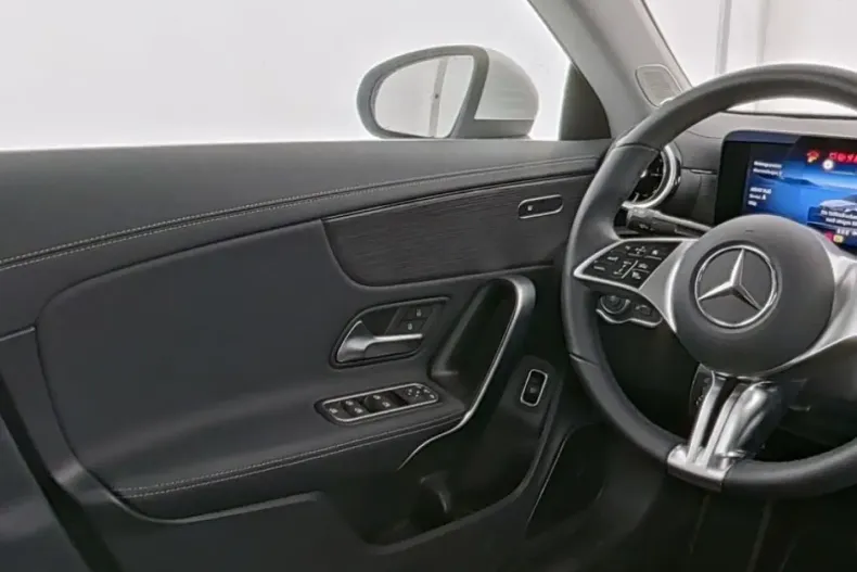 Mercedes-Benz CLA 180 din 2024 cu 13.489 km - oferta MER117061 - foto 7