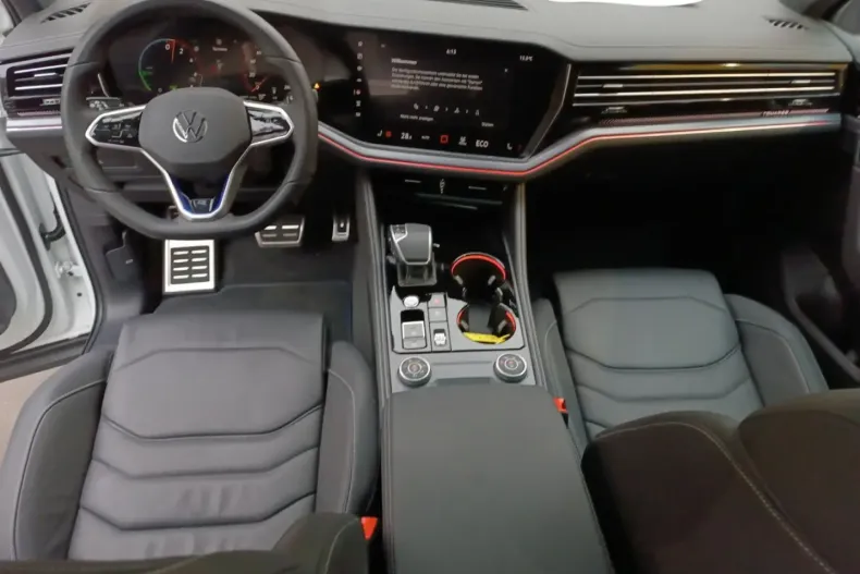 Volkswagen Touareg din 2024 cu 43.059 km - oferta VOL117174 - foto 8