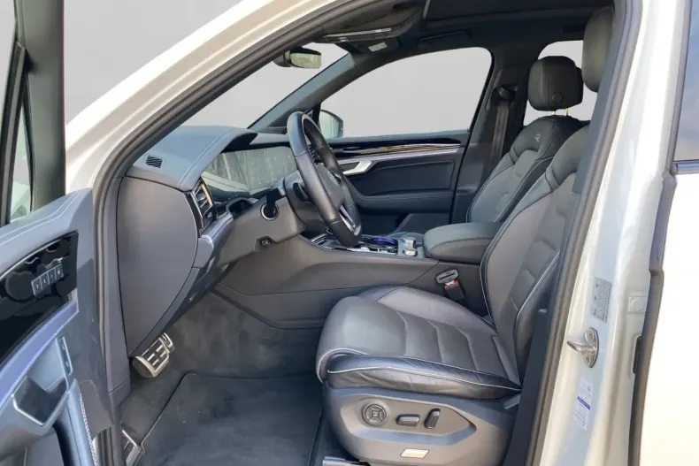 Volkswagen Touareg din 2024 cu 67.524 km - oferta VOL117213 - foto 8