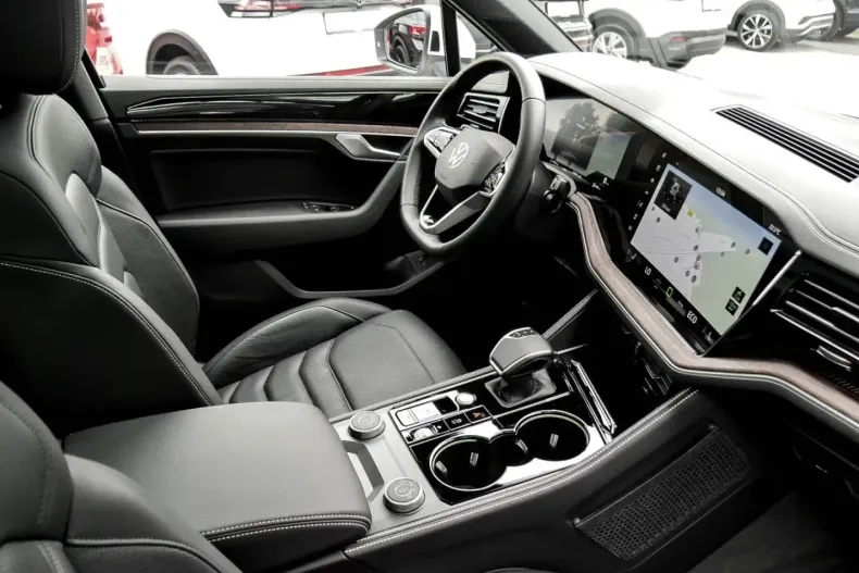 Volkswagen Touareg din 2024 cu 27.650 km - oferta VOL117215 - foto 3