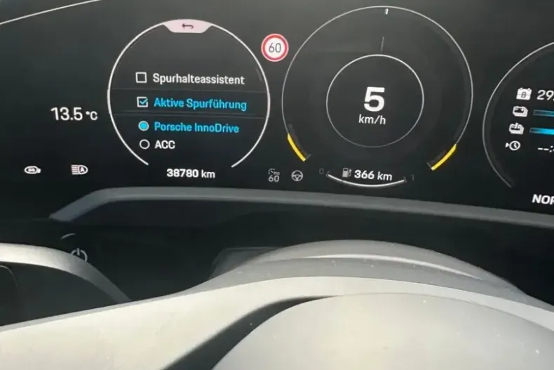 Porsche Taycan din 2021 cu 39.550 km - oferta POR117359 - foto 7